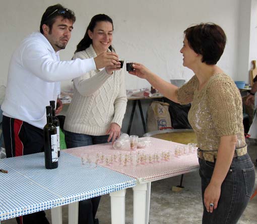 El concejal de fiestas, la teniente de alcalde y la alcaldesa pedánea, brindando por la fiesta con vino Aranzada El concejal de fiestas, la teniente de alcalde y la alcaldesa pedánea, brindando por la fiesta con vino Aranzada
