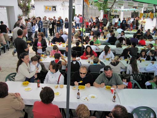 Vista del patio del colegio donde se realiza la fiesta Vista del patio del colegio donde se realiza la fiesta