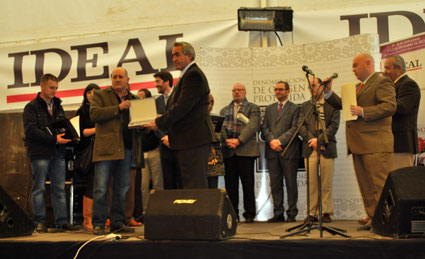 Juan Miranda recoge el premio a la excelencia otorgado al Ventorro en la V Muestra de Vinos de Granada 