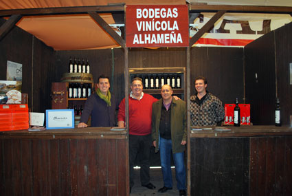 Representantes de los establecimientos alhameños presentes en la V Muestra de Vinos
