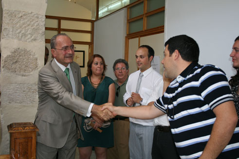 Los concejales alhameños saludan al alcalde de Málaga