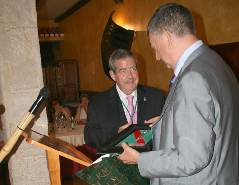 Antonio Mora, presidente de los periodistas granadinos, entrega el regalo de amigos y compañeros