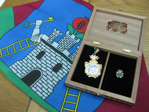 Detalle de la insignia y medalla entregada a G. G. Maldonado