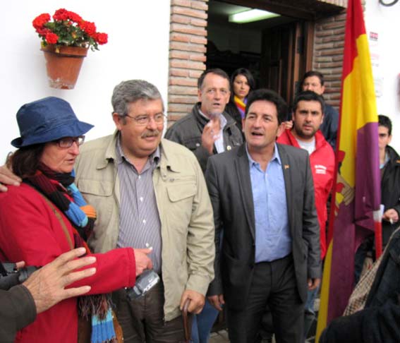  Recibimiento de Antonio Romero, junto a él el alcalde  