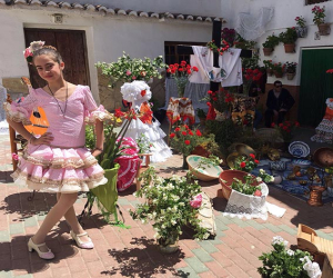 Játar luce sus cruces de mayo