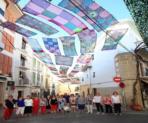 Personas del Centro de Mayores han confeccionado, de manera artesanal, parte del toldo que da sombra en el centro de Alhama este verano