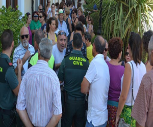 Vecinos de Alhama se concentran para pedir explicaciones sobre el Camino de los Ángeles y el Ayuntamiento llama a la Guardia Civil