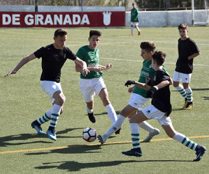 Los pequeños de la UD Alhameña pueden con los líderes