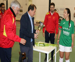 La UD Alhameña femenino sénior recibe su título de campeón de liga