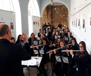 La lluvia aconsejó trasladar la actuación musical a la galería del Carmen este 28 de Febrero