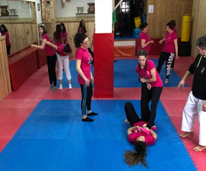 La defensa personal femenina llega a su primer mes de práctica