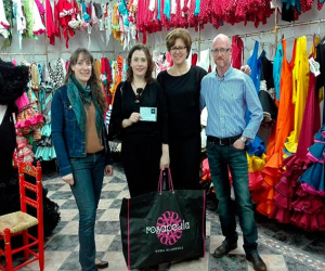 Rosapeula hace entrega del vestido a la ganadora del sorteo de la EMAG