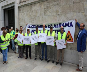 Vecinos de Alhama se concentran ante la Delegación del Gobierno pidiendo la terminación de la A-402