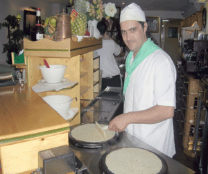 Casi 110.000 crepes salen cada año de su plancha