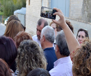 La iniciativa ciudadana entrega un escrito a la presidenta Susana Díaz
