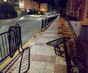 De nuevo un vehículo impacta con la valla de la carretera de Loja