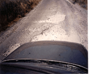 Arreglan la carretera por su propia cuenta