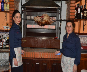 El jamón asado vuelve a girar en la ‘Tasca casa Marín’