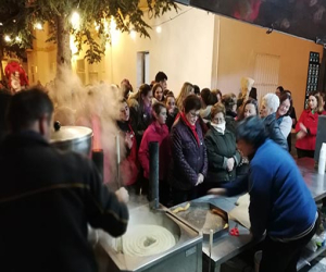 La “zambombá” jayenera que tuvo lugar en la plaza del ayuntamiento congregó a un nutrido grupo de vecinos