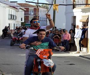 Diana floreada, recogida de cintas y carrera de cintas en moto en Fornes