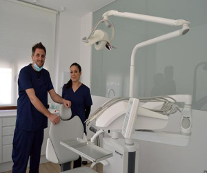 César y Lina, dos jóvenes profesionales para una nueva clínica dental en Alhama