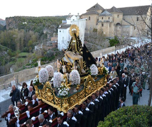 Vítores y piropos a la Virgen de las Angustias en el Viernes de Dolores