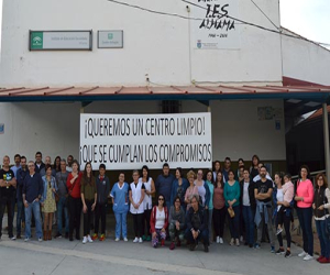Padres de alumnos del IES Alhama protestan por la falta de personal de limpieza del centro