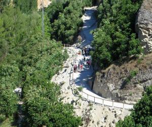 Fallece un hombre tras salir su furgoneta de la calle y caer por el tajo del Barrio Árabe