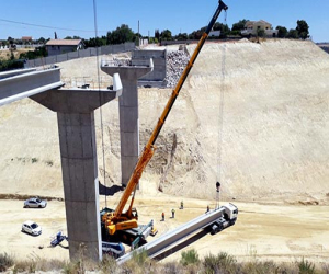 Colocadas las vigas de la última estructura de la variante de Moraleda