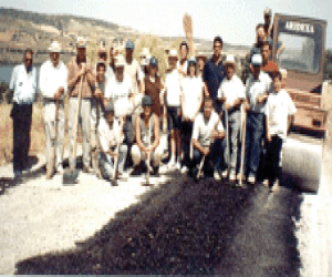 Los vecinos inician el arreglo de la carretera Bermejales-Fornes