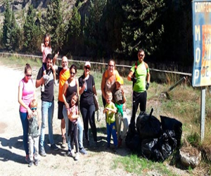 Recogiendo la basura que otros dejan