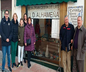 La gran cesta de navidad de la UD Alhameña se entregó a la agraciada