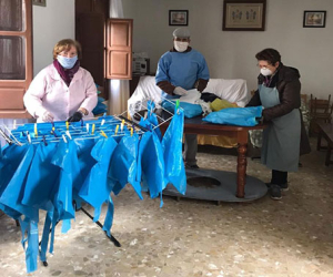 Esta semana ya han sido entregados los primeros trajes de protección creados por nuestras costureras