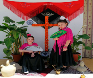 Los vecinos de Cacín participan masivamente en el Día de la Cruz