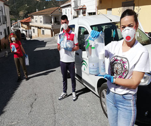 El Ayuntamiento de Jayena reparte a cada domicilio del municipio un kit de desinfección y mascarillas