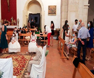 Primeras comuniones con mascarillas en la iglesia del Carmen 