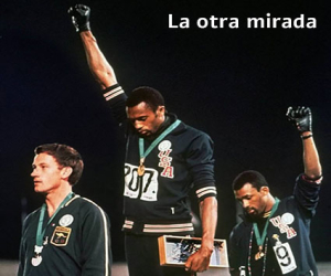 En pie con el puño en alto