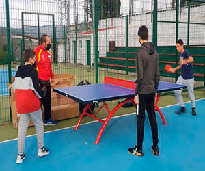 Los aficionados al tenis de mesa ya tienen su espacio en las pistas polideportivas Ofo Pádel