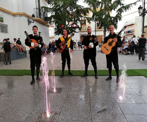 Sin hogueras, ni paso del río, pero con la tuna, Jayena vivió una noche de San Juan casi normal, aunque corta