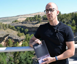 Alejandro García Fernández presenta 'Des lealtad', su primera novela, en Arenas del Rey, su pueblo