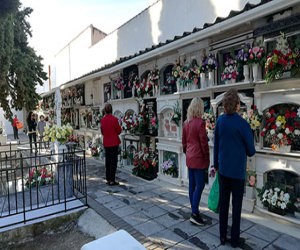 Gran afluencia de vecinos en el puente de difuntos en Jayena