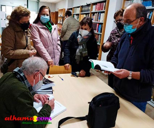 Luis Hinojosa compartió recuerdos y sentimientos con el club de lectura de Alhama