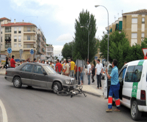 Dos jóvenes implicados en un accidente en el casco urbano de Alhama