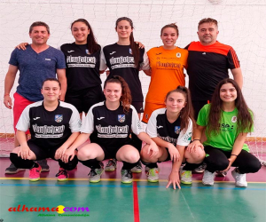 Nadie quiso salir esta vez en la foto de la UD Alhameña 