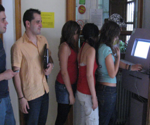 Votando por la iglesia de la Encarnación