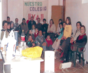 Encierro de padres reclamando las obras del Callejón
