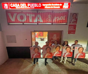 El PSOE de Alhama da inicio de la campaña con pegada de carteles y un mensaje de tolerancia