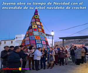 Jayena abre su tiempo de Navidad con el encendido de su árbol navideño de crochet