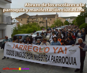 Cerca de 400 escolares dan un abrazo simbólico a la iglesia parroquial de Alhama