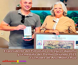 El presidente del Patronato entrega el diploma y la medalla del premio oriundo 2021 a la madre de Ana Molina Ruiz